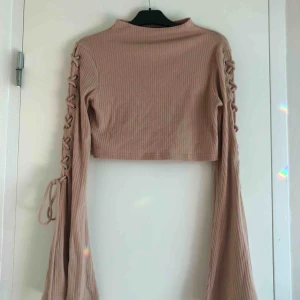  - Cool crop top från Missguided i Strl M men passar även S☺️