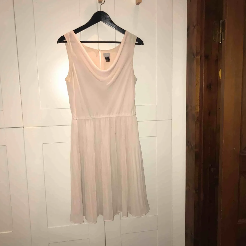 Ljusrosa klänning från H&M i stl. 40 i mycket gott skick!. Klänningar.