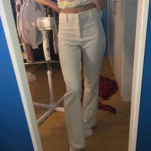  - Vita kostymbyxor från Bikbok, strl s nypris 399kr, säljer för 200kr