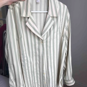  - Lyxig lite längre skjorta från h&m strl 36, lyxigt och fint material. Inte mkt använd alls 