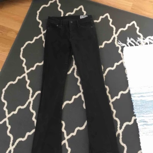  - Snygga Bootcut jeans från Crocker i fint skick!   Mötes upp i Uppsala annars tillkommer fraktkostnad. 💗