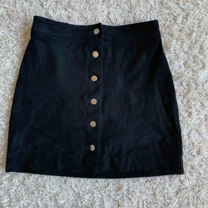  - Jättefin kjol i ”sammet”material. Så skön och sitter jättefint. Storlek 36 Köparen står för frakten 