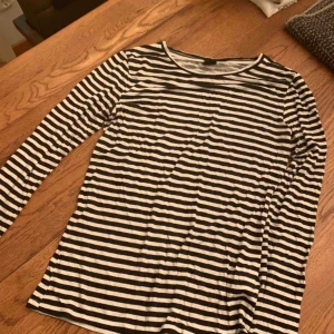  - Randig tröja från Gina tricot. Aldrig använd.  Storlek M. 