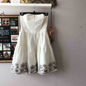  - Vit axellös klänning med grå detaljer 