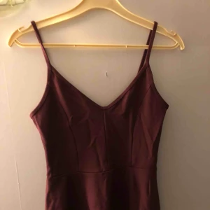  - Vinrött linne från ginatricot, endast använd 1 gång så i fint skick!! 