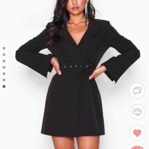  - Svart blazer dress med bälte i midjan från Nelly. Slutsåld. Aldrig använd, bara provad.  Kan mötas upp eller skicka för 50kr.😊