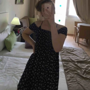  - Suuuperfin off-shoulderklänning från bikbok Kika gärna in på min profil, har massvis med annonser ute!