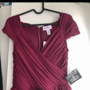  - Vinröd balklänning från Nelly. Helt ny med lappar.  Kan mötas upp eller skicka för 55kr.😊