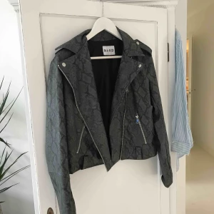  - En snake jacka från nakd, storlek L men passar mig som vanligtvis är S. Använd en kväll. Frakt tillkommer, pris kan diskuteras.