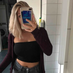  - Kofta i en fin vinröd färg, perfekt nu till hösten🍁🍁