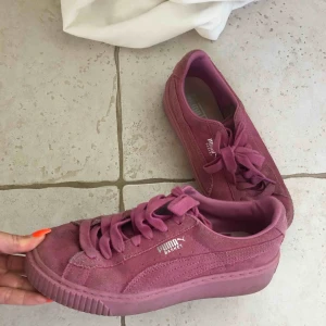  - Rosa sneakers ifrån puma ! Storlek 37. Möts upp i Karlstad eller skickas emot fraktkostnad 