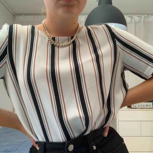  - Skön o fräsch tröja från Monki, 100% polyester. Sparsamt använd. Säljer då den inte längre används🌻 Köparen står för frakten. (ser gulnad ut på bilderna men det är den INTE)