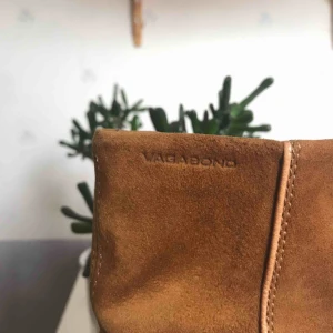  - Kamelfärgade stövletter från Vagabond i äkta mocka! De perfekta hästskorna för den som är bättre än jag på att gå i klackar 😅 storlek 37! Toppskick, använda fåtalet gånger!