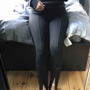  - Ett par tjockare tajts från H&M, dem har en rand mitt på benet och dragskedjor längst ner vid foten. Supersköna och snygga att ha tillsammans med t.ex en hoodien. Jag skulle säga att dem snarare är en storlek M