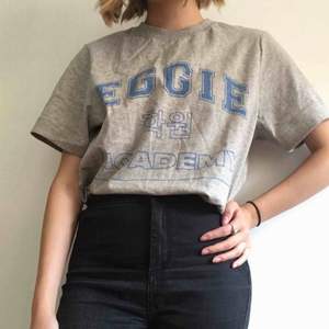 T-shirt från märket Eggie av Youtubern Jenn Im. Jätteskönt och tjockt tyg (inte billigt hm trams) som verkligen känns välgjort. Skulle säga att Medium också kan ha den. Sparsamt använd och säljs eftersom att jag glömmer bort att jag äger tröjan.