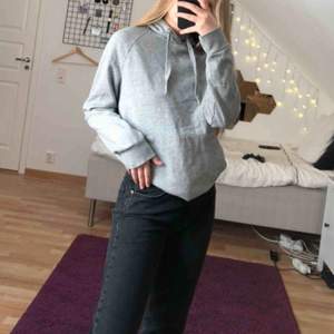 Basic grå hoodie. Fick den så vet ej märket ( gissar H&M ) kan mötas i Stockholm 