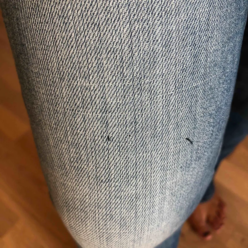 Jeans från crocker, väldigt snygg tvätt på dessa. Har två små svarta streck på knät därav det billiga priset! Frakt: 60kr. Jeans & Byxor.