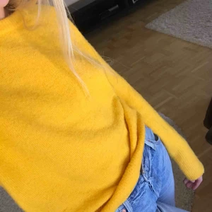  - En fin stickad tröja, som är som en S i storleken! Använd ett fåtal gånger, köparen står för frakten. 