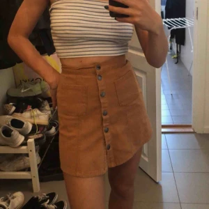  - Sjukt snygg jeans kjol från Urban Outfitters. Den är lite för liten för mig men väldigt fin och höstig färg. Köparen står för frakt. Högsta budet vinner! 