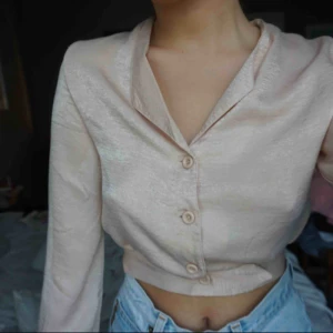  - Så HIMLA fin topp som tyvärr e lite för liten. endast använt 1 gång! från prettylittlethings. storlek S. 200 kr inklusive frakt🥳