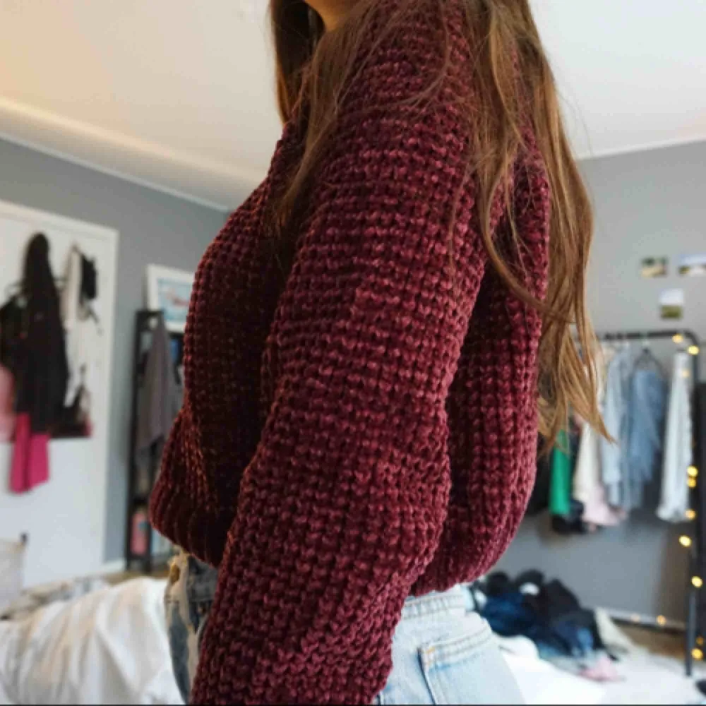 mörkröd sweater i storlek S. nyskick. supermysig nu till höst! sticks inte eller så🥳 120 kr inklusive frakt. Hoodies.