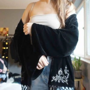  - svart cardigan, vintage😍 svart velour med tryck på ryggen. 140 kr inklusive frakt🥳