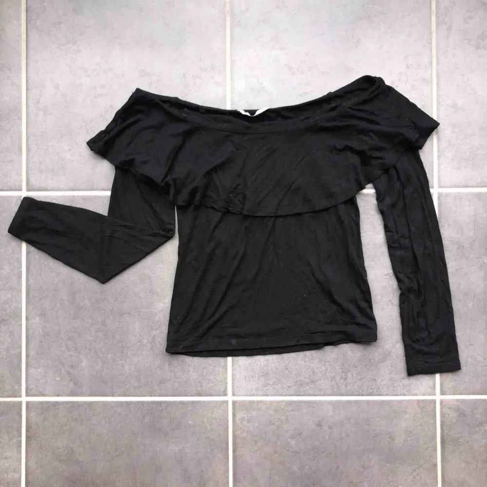 Super fin svart tröja ifrån Gina tricot, storlek S. Väldigt skönt och stretchigt material, använd ett antal gånger. Frakt tillkommer✨. Tröjor & Koftor.
