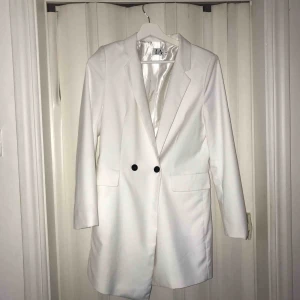  - Så snygg blazerdress från linn ahlborgs kollektion med nakd. Har blivit för kort för mig tyvärr men är i superbra skick. Köparen står för frakten💕
