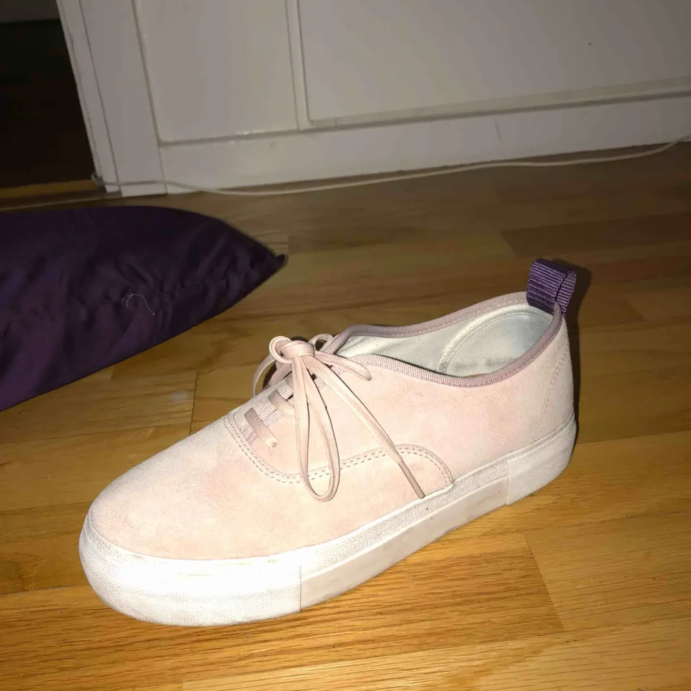 Säljer eytys sneakers i rosa färg storlek 39, använda 5 gånger   Orginalpris 1000kr, priset är diskuterbart!. Skor.