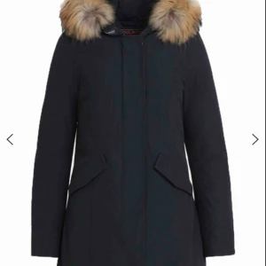  - Möts endast upp för denna, då köparen säkert vill testa den innan betalning!  Woolrich, inget slitage. Köpt för 8000kr Mörkblå färg.  Perfekt inför vintern och håller lääänge!