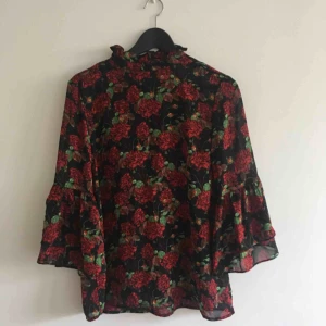  - Blommig transparent blus från Monki! Mycket bra skick! Frakten är inräknad! ✨