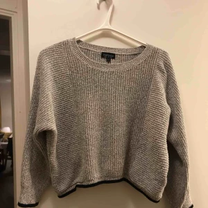  - Grå tröja från Topshop, lite kortare i magen och armarna