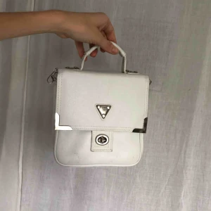  - Söt vintage axel/handväska! Lite sliten men overall fint skick. Köpare står för frakt!