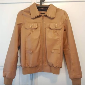  - Äkta läderjacka i storlek M. Fattas en knapp. Knappt använd 
