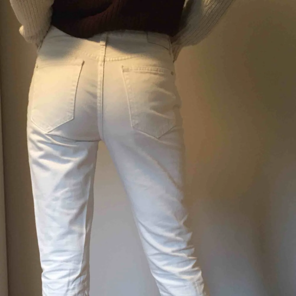 Vita snygga jeans från Mango! Använda typ 3 gånger. Frakt ingår i priset✨. Jeans & Byxor.