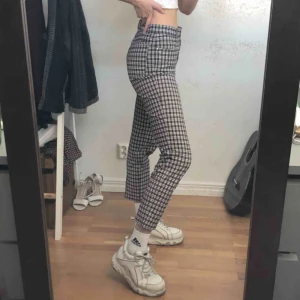  - Skitballa rutiga byxor, köpta här på plick men används tyvärr inte :-/ Köpare står för frakt!