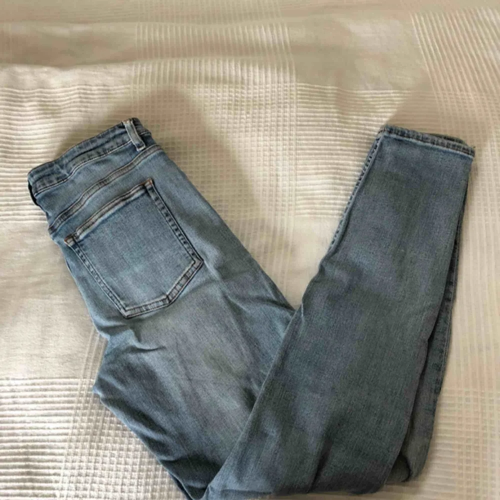 Ljusa blåa Acne Studio jeans, knappt använda. Använder inte längre för att dem är för små för mig. Köpta för 1100kr:). Jeans & Byxor.