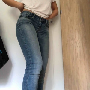  - Säljer dessa blå långa jeans från denim & supply Ralph lauren pga för små för mig. Så fina jeans i superbra kvalité och skick, endast använda 2 gånger. Möts helst upp i Stockholm  annars betalar köparen frakt. Pris kan diskuteras vid snabb affär :)