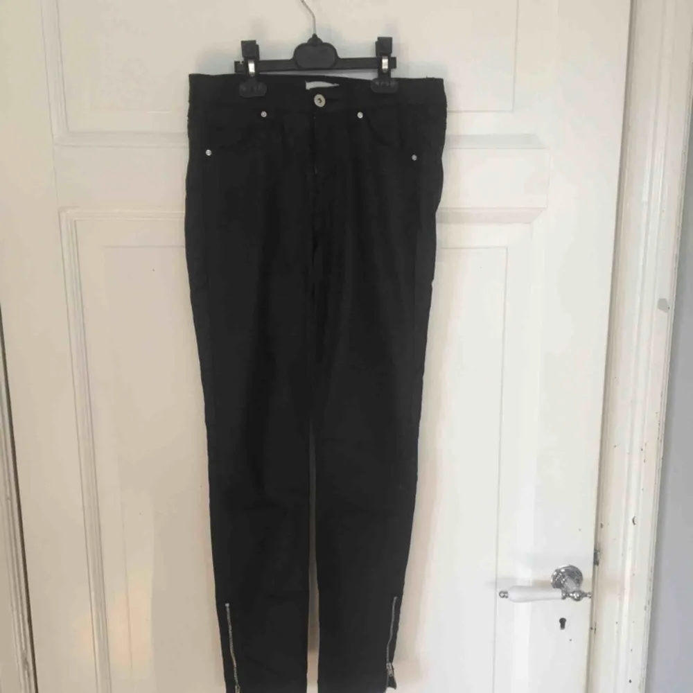 H&M  Svarta jeans i strl 25. Jeans & Byxor.