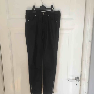  - H&M  Svarta jeans i strl 25