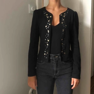  - En snygg kavaj liknande kofta med nitar, köpt i en vintage butik. 