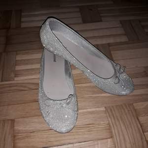 Ett par glittriga ballerina skor köp de för 369 kr men säljer de för 250 kr. Hadde de ett bar gånger.❤ Köparen betalar frakt. 