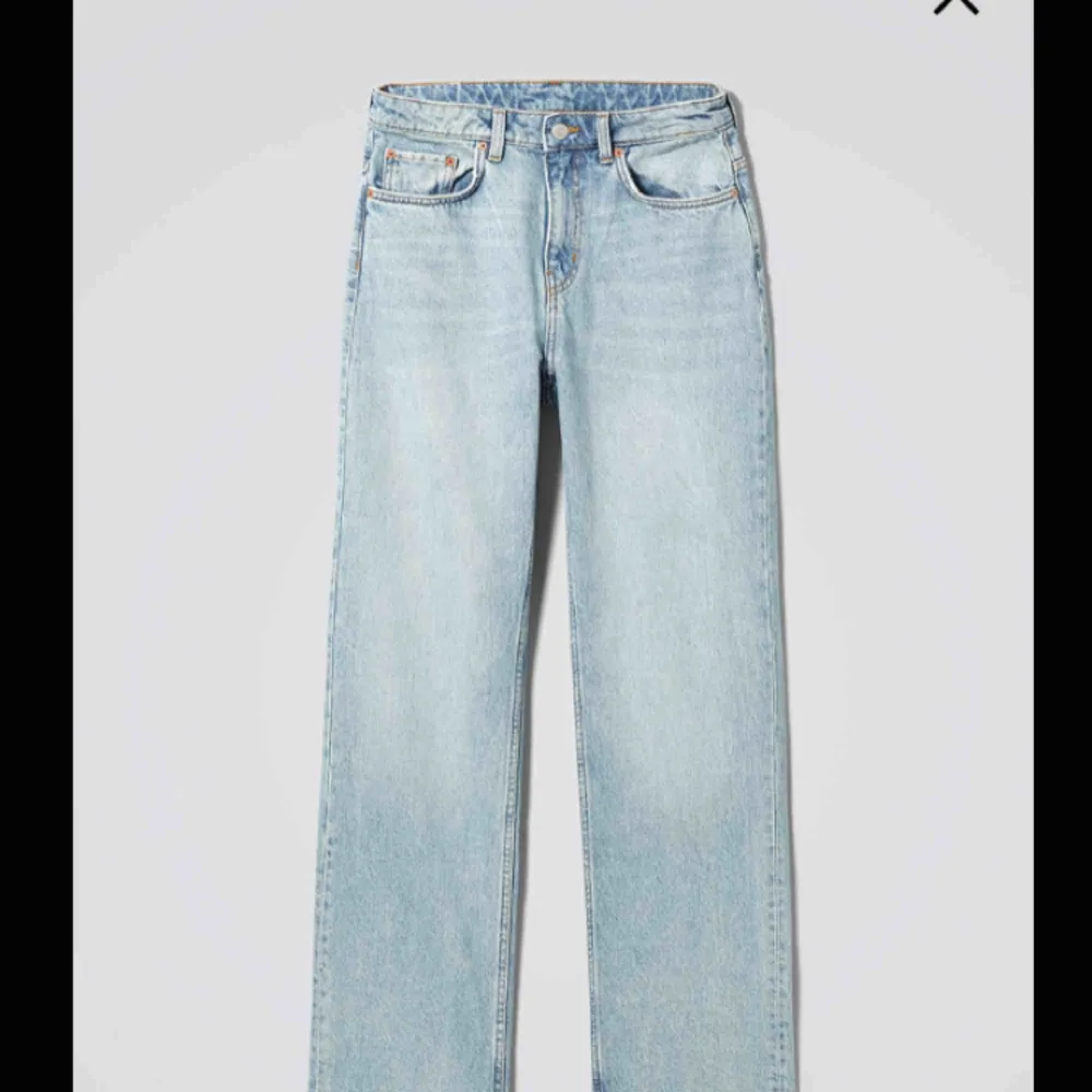 Jeans från weekday i modellen ”voyage”. Lite mom-jeans fit, verkligen superfina men tyvärr har de blivit lite små så nu måste de tyvärr gå vidare👖skulle nog säga att dessa passar på en person som vanligtvis har storlek XS/S. Jeans & Byxor.