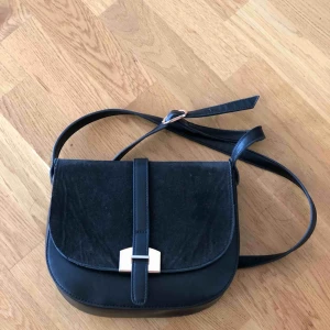  - Superfin väska i perfekt storlek. 25x20 cm.  Köptes i Danmark så vet tyvärr inte märke. Skinnimitation.  Betalning via swish och köpare står för frakt. 