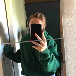  - Oversized hoodie, skitsnygg men inte min stil. Använd max 5 gånger. Finaste gröna färgen, 