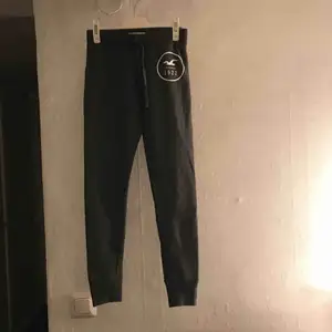 As sköna Hollister tights, använda kanske 5 gånger. Lappen bortklippt pga skav. 