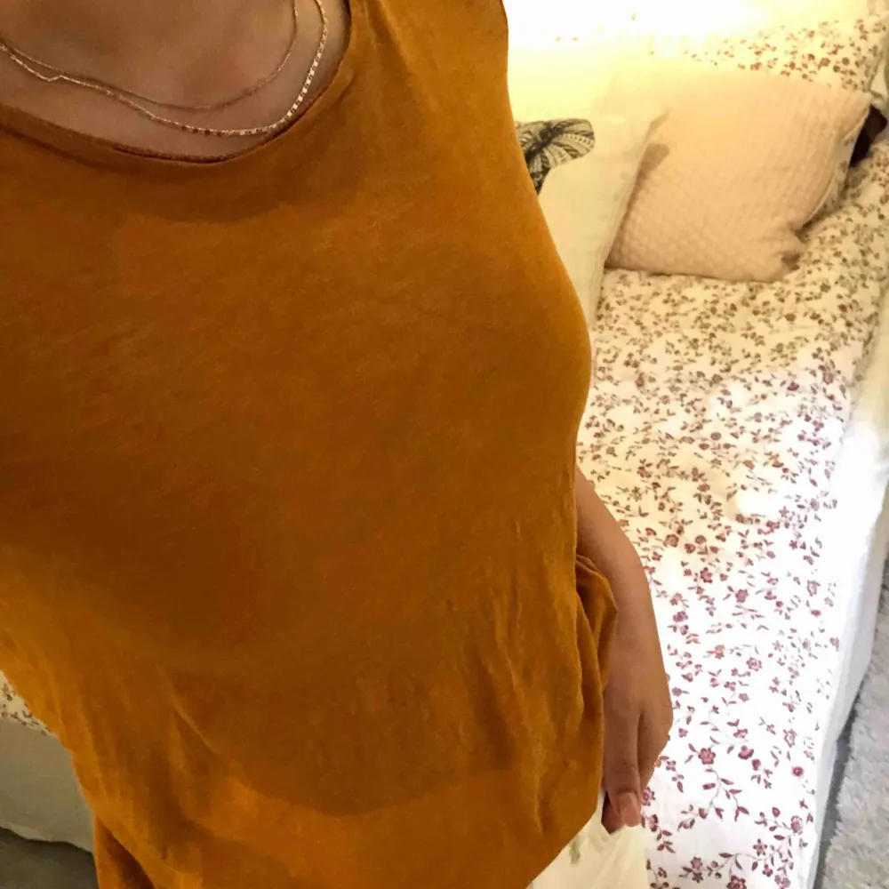 En orange/brun t-shirt som jag köpte i en butik i Italien. Mjukt material, inte genomskinlig, normal längd. Hör av dig vid frågor. Köparen står för frakten . T-shirts.