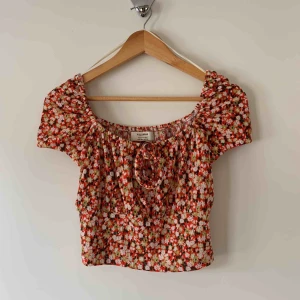  - Super söt topp från pull & bear. JÄTTE liten i storlek, passar mig som har S i mina tröjor. Använd 2 gånger