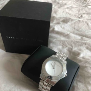 Silvrig Marc Jacobs klocka  - Silvrig Marc Jacobs klocka i fint skick, orginallåda tillkommer. Både kvitto och delar för att ändra storlek finns med.  Jag står för fraktkostnader.