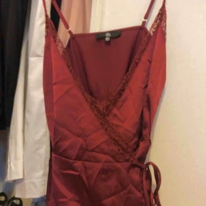  - Vinröd topp med knytning på sidan, oanvänd 